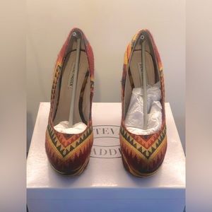 Steve Madden - PAMMYY- M - Wedge Pump - Aztec Print - Size 10